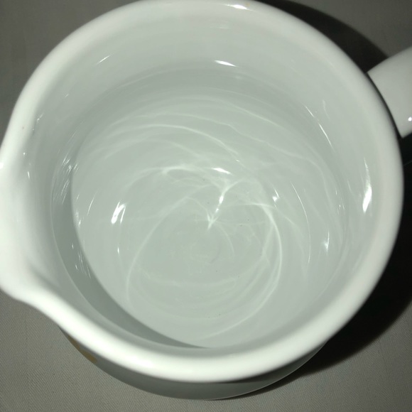 Small vintage Italian Pitcher white with hand painted tulips red/blue/yellow - Picture 9 of 12